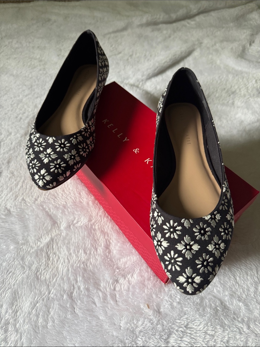 Kelly & Katie Black Floral Pointed Toe Flats with White Daisies